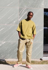 Nike Performance NBA PANT - Friluftsbukser - neutral olive/hyper crimson