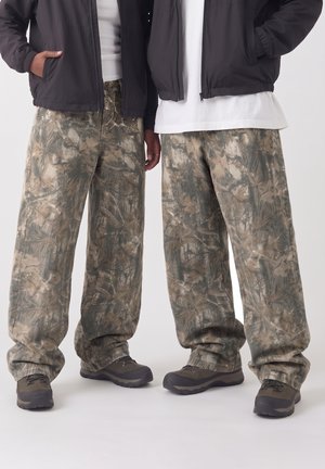 YOURTURN by Zalando, UNISEX ALL-OVER CAMO PRINT - Торбести дънки - brown denim