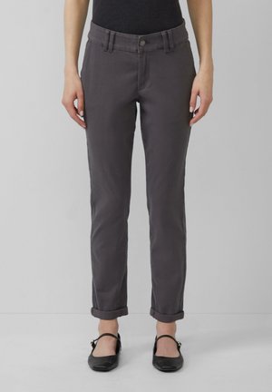 Grijze katoenen broek met een slim fit, vijf zakken en opgerolde manchetten. Knopen sluiting bij de taille, gladde textuur en minimale details.