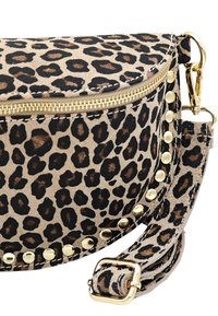 Sac en cuir suédé au motif léopard, de forme arrondie. Équipé de quincaillerie dorée, fermeture à zip et clous dorés le long du bord.