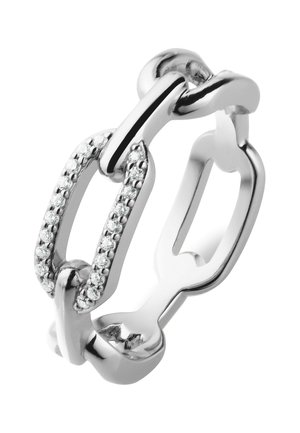 Bague à maillons de chaîne en argent avec métal poli et accents ressemblant à des diamants sur les côtés, bords arrondis et design ouvert.