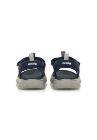 Sandalias azul marino con suelas de goma grises. Cuenta con correas ajustables y una plantilla texturizada. La marca es visible en la correa trasera.