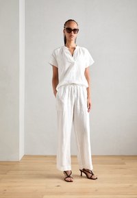 Marc O'Polo PANTS JOGGER STYLE STRAIGHT LEG MEDIUM WAIST DRAWSTRING - Calças - white