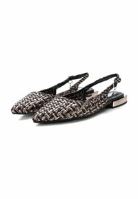 Bailarinas de tira tejida con punta afilada. Hechas de material trenzado negro y metálico. Cuentan con un tacón cuadrado bajo y una correa ajustable.