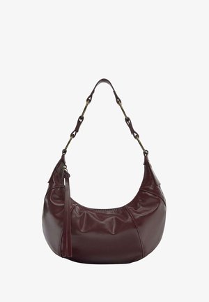 Bordeaux leren handtas met een ronde vorm, ketting- en leren schouderriem, voorzien van geplooide details en een ritssluiting aan de zijkant.