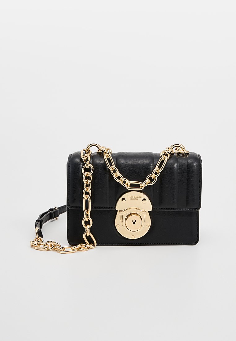 Schwarze Lederhandtasche mit gestepptem Muster, goldfarbener Hardware und abnehmbarem Kettenriemen. Verfügt über einen markanten Schlossverschluss auf der Vorderseite.