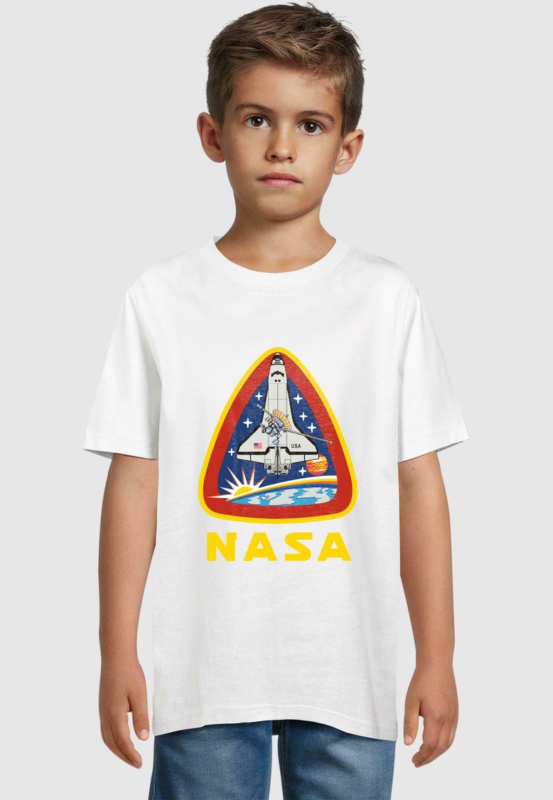 Biele bavlnené tričko s grafikou NASA: raketoplán v trojuholníkovej nášivke s modrými, červenými a žltými akcentmi.