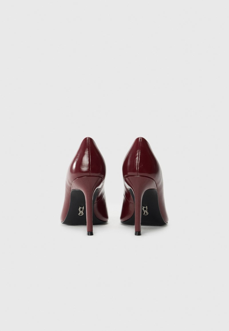 Décolleté Donna Steve Madden Cherish – Tacco Basso 3,2 Cm – Punta Rotonda E Fiocco – Rosso Brevetto – Taglia 40-41 EU