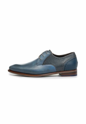 Zapato de vestir de cuero azul con punta lisa, paneles laterales grises texturizados y acentos marrones en la suela. Incluye cinco ojales para los cordones.