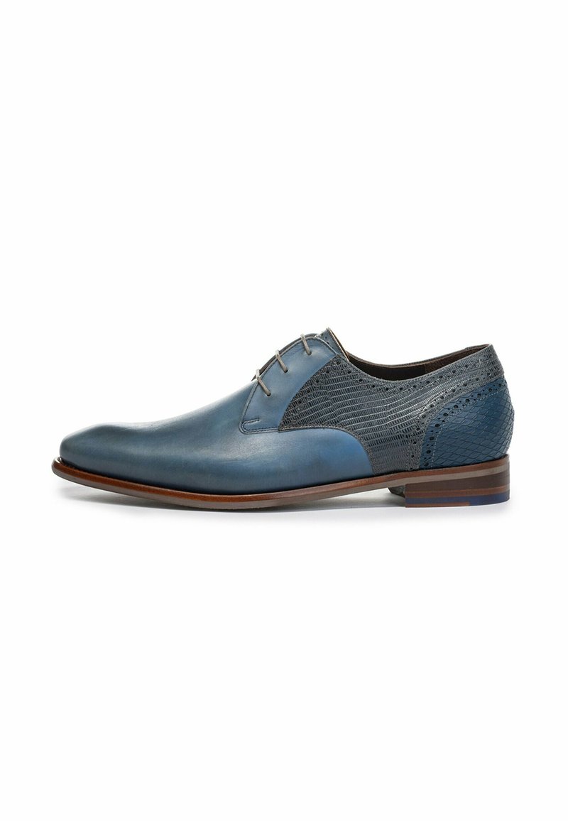 Scarpe eleganti in pelle blu con punta liscia, pannelli laterali grigi texturizzati e dettagli marroni sulla suola. Include cinque passanti per i lacci.