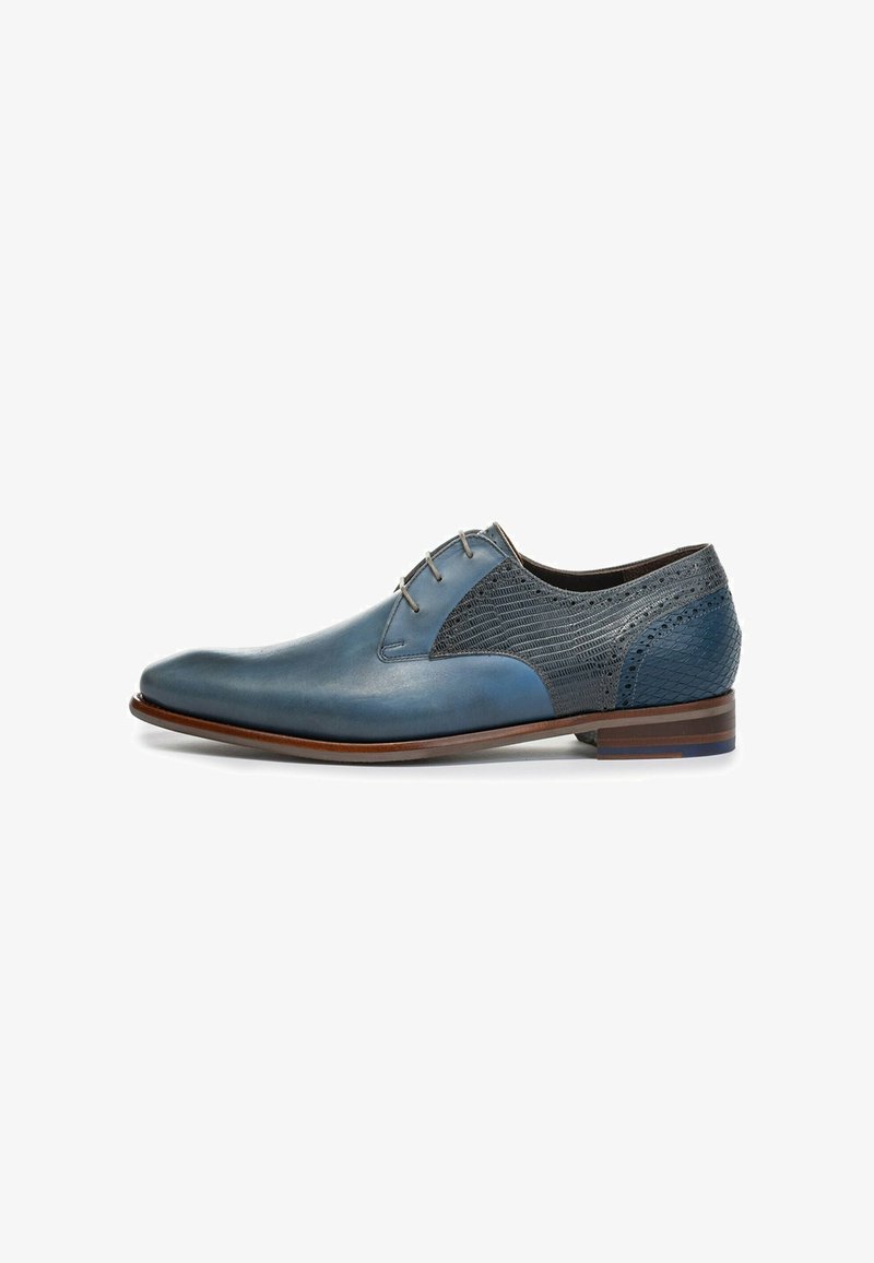 Scarpe eleganti in pelle blu con punta liscia, pannelli laterali grigi texturizzati e dettagli marroni sulla suola. Include cinque passanti per i lacci.