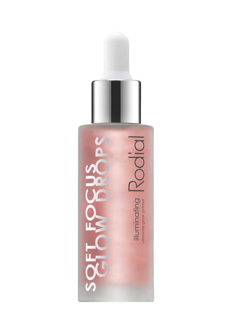 Transparente Glasflasche mit einem verlaufenden rosa Farbton, ausgestattet mit einer weißen Pipette und silbernen Akzenten. Der Etikettentext enthält "Soft Focus Glow Drops" und "Rodial."