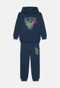 Dunkelblaues Hoodie- und Jogginganzug-Set, das einen grafischen Aufdruck von bunten Ninja-Charakteren zeigt. Hergestellt aus weichem Stoff mit elastischen Bündchen.