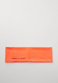 Un bandeau orange en tissu doux. Présente un texte noir "MON SPORT EST HYROX" et un logo "COOLCELL" gris clair. Texture lisse, forme rectangulaire.