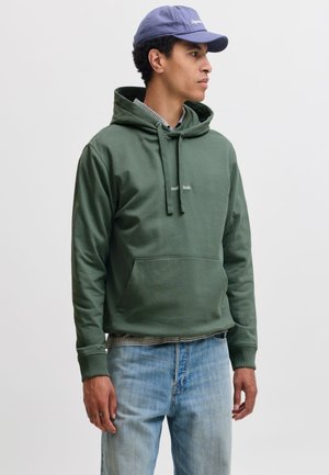Jack & Jones JORNORREBRO EMB SWEAT HOOD NOOS - Kapuzenpullover - laurel wreath