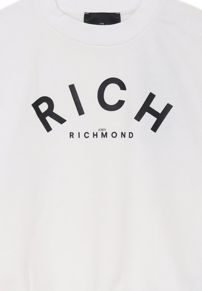 Felpa bianca con grande testo nero "RICH" arcuato sopra "JOHN RICHMOND" in un carattere più piccolo. Texture liscia con scollatura rotonda.