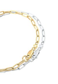 Guld- och silverfärgad metallkedja med alternerande länkar; har två spännen och en kombination av släta och texturerade ytor.