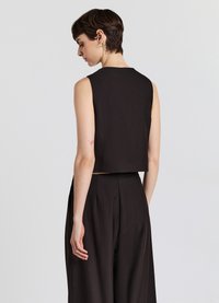 Brauner ärmelloser cropped Top mit geradem Ausschnitt, aus strukturiertem Stoff und einem schlichten, klaren Design. Keine zusätzlichen Verzierungen.