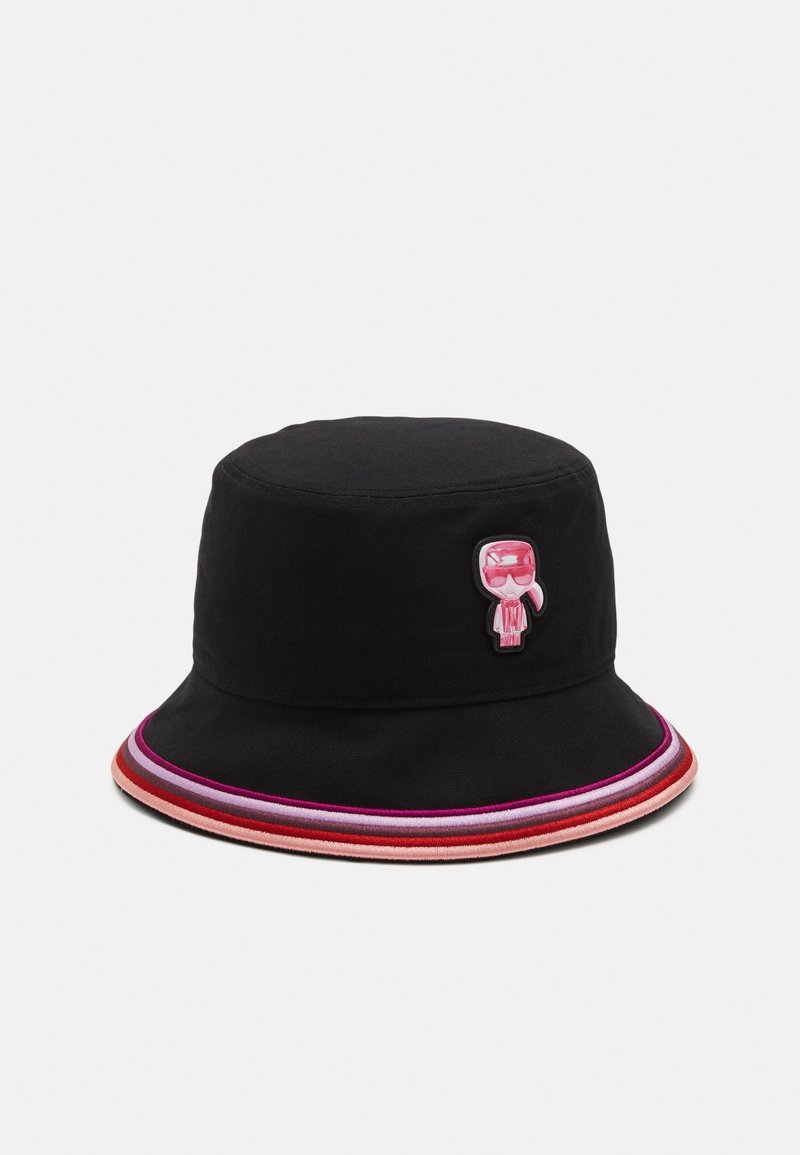 Chapeau bob noir avec bord rayé multicolore et petite écusson personnage de dessin animé rose à l'avant.