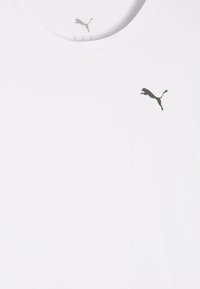 Λευκό T-shirt με στρογγυλή λαιμόκοψη και μικρό μαύρο λογότυπο Puma στην πάνω αριστερή πλευρά του στήθους.