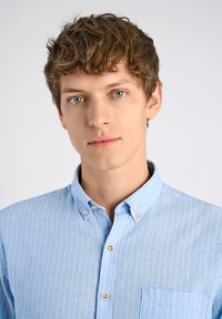  lichtblauw button-up shirt met fijne verticale strepen, een kraaghals en een borstzak. De stof lijkt soepel en licht van gewicht.