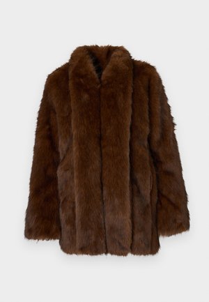 Casaco de peles sintéticas castanho com uma textura suave, gola larga e mangas longas. Apresenta costuras verticais e bolsos laterais.