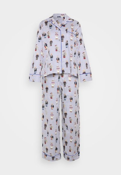 Conjunto de pijama listado com uma camisa de botão de mangas longas e calças coordenadas, adornadas com uma estampa colorida de personagens sobre um fundo branco.
