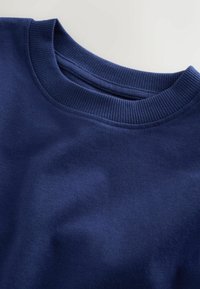 Marineblå bomuldscrewneck sweater med ribbet halsudskæring og blød tekstur, med en glat, let skinnende overflade.