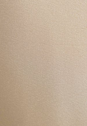 Primer plano de tela beige que muestra una textura fina tejida y un patrón diagonal.