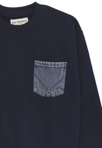 Felpa navy con tasca in denim con design triangolare, etichetta brandizzata e colletto e polsini a costine. Texture morbida complessivamente.