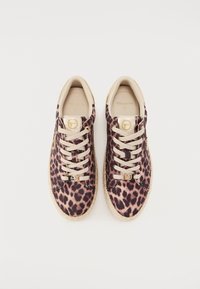Paire de baskets décontractées à imprimé léopard avec lacets beiges et semelle tressée, vue de dessus sur fond blanc.