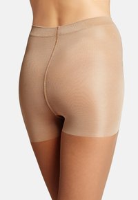 Beige sømløse shorts med en glat tekstur, bred talje og et knælangt snit, designet til komfort og et naturligt look.