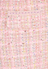 Roze tweed stof met een gestructureerde weving en meerkleurige vlekken, waaronder geel, blauw en zwart, samen met subtiele metallic draden.