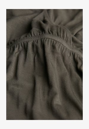 Olijfgroen stof met een gladde textuur, voorzien van geplooide stiksels langs de randen, wat zorgt voor zachte plooien en een ontspannen uitstraling.