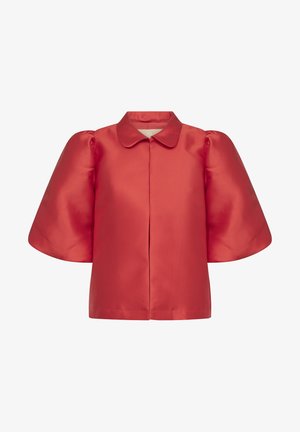 Blusa de satén roja con cuello, mangas cortas abullonadas y corte recto. Textura suave y un diseño de apertura frontal simple.