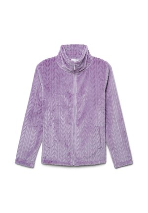 Fioletowa polarowa kurtka z wysokim kołnierzem, przednim zamkiem i teksturowanym wzorem w zygzak. Zawiera dwie boczne kieszenie. Miękka i lekka.
