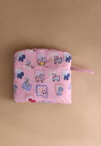 Rózsaszín párnázott tok, kék és piros kutyaillusztrációkkal különböző mintákkal, háttérben négyzetekkel és szívekkel. Arany színű patentzár.