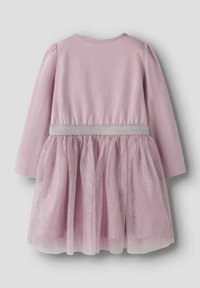 Robe à manches longues en coton rose pâle avec une taille élastique argentée, dotée d'une jupe en tulle scintillant et transparent.
