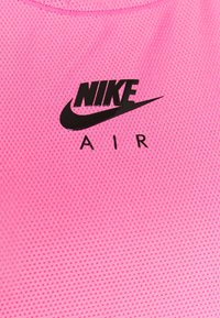 Tissu en maille rose avec logo Nike Air noir imprimé au centre.