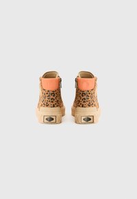 Sneaker alte marroni e arancioni con design a stampa leopardata, dotate di suola testurizzata e chiusura con zip sul retro.