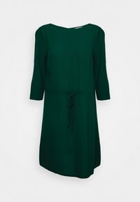 Vestido verde com mangas a três quartos, um laço na cintura, e corte reto. Textura suave, decote redondo, e barra ao nível do joelho.