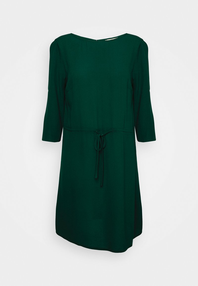 Vestido verde com mangas a três quartos, um laço na cintura, e corte reto. Textura suave, decote redondo, e barra ao nível do joelho.