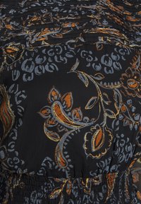 Svart tyg med färgglada blommönster i orange och ljusblått. Har en rynkad textur med elastisk midja för en bra passform.