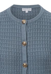 Lichtblauwe gebreide cardigan met een textuurpatroon, ronde halslijn en drie gouden knopen aan de voorkant. Merkenlabel zichtbaar.