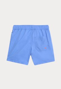 Shorts de bain bleu clair en tissu léger, dotés d'une taille élastique et d'une poche arrière unique avec un détail de couture contrasté.