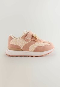 Rosa sportskor med textilstruktur och blommönster. Har en kardborreband och gummisula för bra grepp. Rundad tådesign.