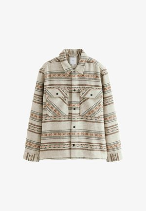 Gemusterte Shirtjacke in Beige mit geometrischen Designs in Orange und Schwarz. Verfügt über zwei Brusttaschen mit Druckknopfverschlüssen und einen Kragen.