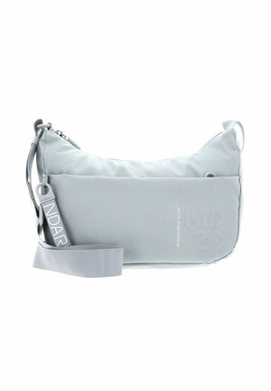 Sac à épaule gris clair avec une texture lisse, fermeture éclair, bandoulière réglable et détails de logo en relief. Forme compacte et courbée.