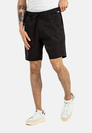 Bermudas negras hasta la rodilla con cintura elástica y cordón. Hechas de una tela ligera, con bolsillos laterales y un corte relajado.
