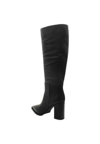 Czarne skórzane wysokie botki z eleganckim designem, kwadratowym noskiem i masywnym obcasem. Gładka faktura, minimalne zdobienia oraz dopasowana sylwetka.